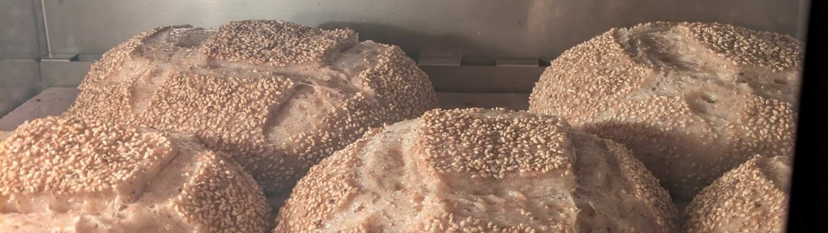 Desembroden op de rekken in de bakkerij