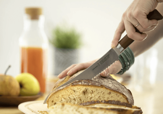 Desembrood dat met de hand gesneden wordt