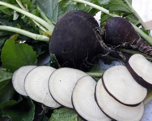 Zwarte rammenas, heel en in plakjes
